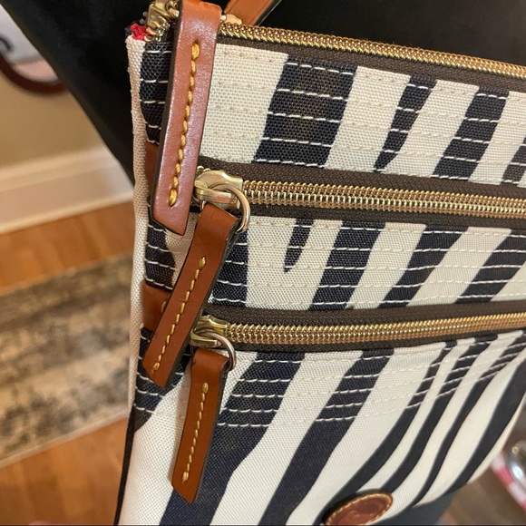 NWOT Dooney & Bourke Nylon North South Triple Zip Animal Crossbody Red Lining 🎁 - Picture 4 of 11